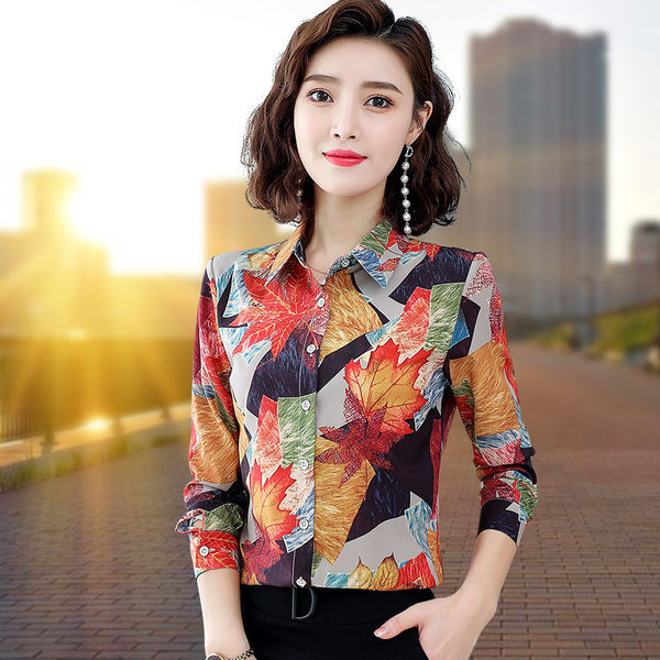 Įprasti moteriški marškiniai su raštu ir sagomis