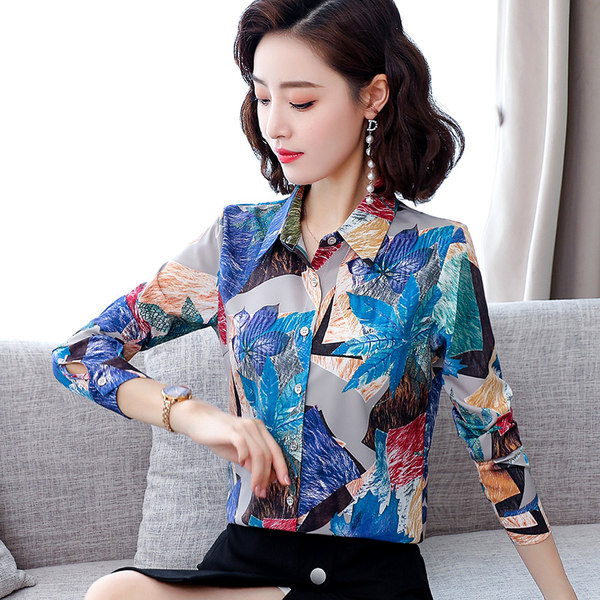 Įprasti moteriški marškiniai su raštu ir sagomis