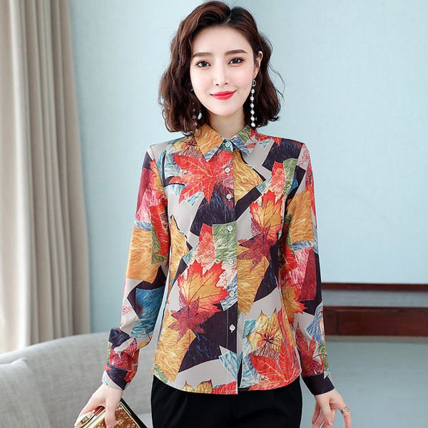 Įprasti moteriški marškiniai su raštu ir sagomis