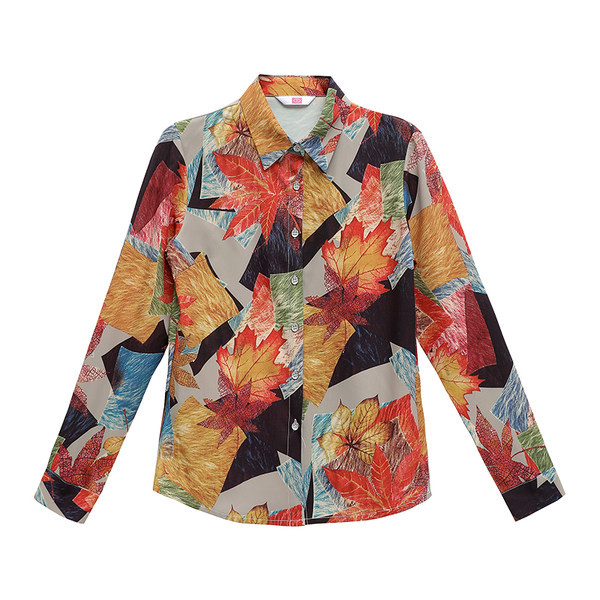 Įprasti moteriški marškiniai su raštu ir sagomis