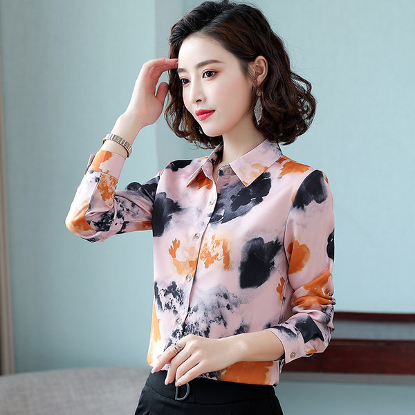 Női alkalmi ing gombokkal és mintával