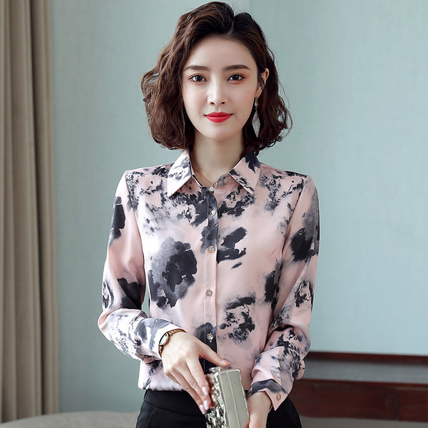 Női alkalmi ing gombokkal és mintával