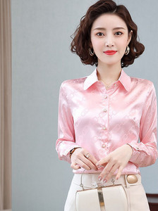 Elegáns női ing figurákkal és gombokkal