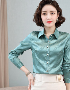 Elegáns női ing figurákkal és gombokkal