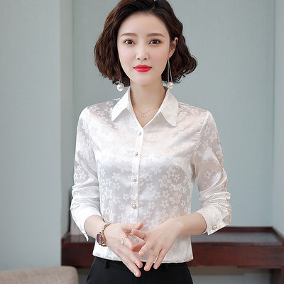 Elegáns női ing figurákkal és gombokkal