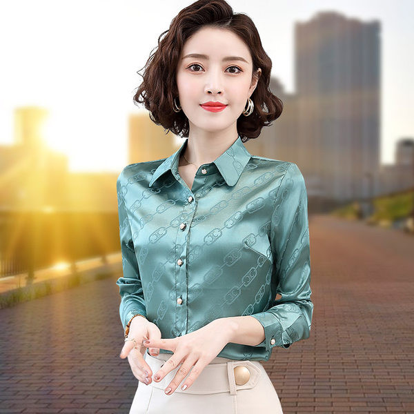 Elegáns női ing figurákkal és gombokkal