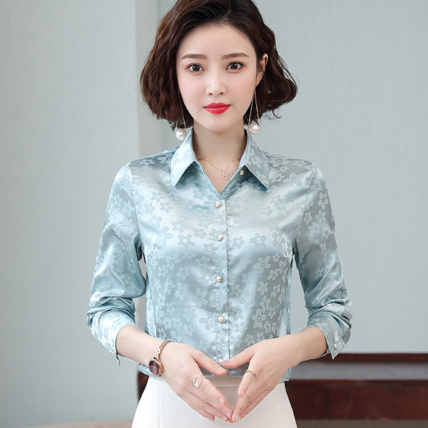 Elegáns női ing figurákkal és gombokkal