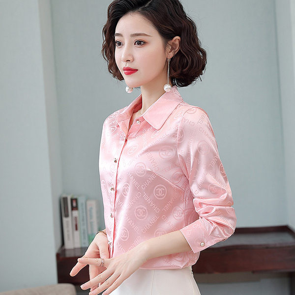 Elegáns női ing figurákkal és gombokkal