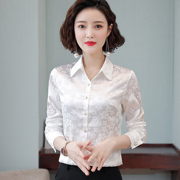Elegáns női ing figurákkal és gombokkal