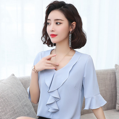 Moteriški marškiniai su V formos iškirpte ir iškirptomis rankovėmis