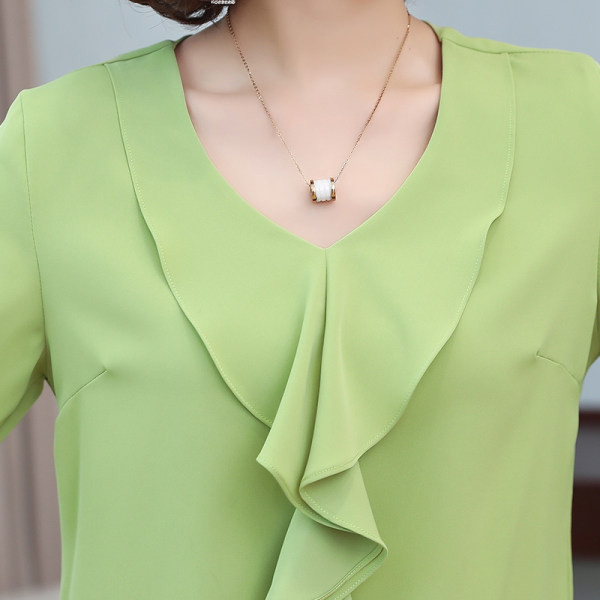 Moteriški marškiniai su V formos iškirpte ir iškirptomis rankovėmis