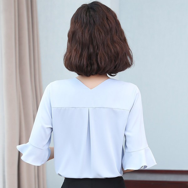 Moteriški marškiniai su V formos iškirpte ir iškirptomis rankovėmis