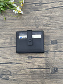 Sulankstoma vyriška odinė piniginė skirta dokumentams ir kredito kortelėms laikyti