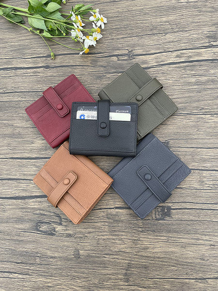 Sulankstoma vyriška odinė piniginė skirta dokumentams ir kredito kortelėms laikyti