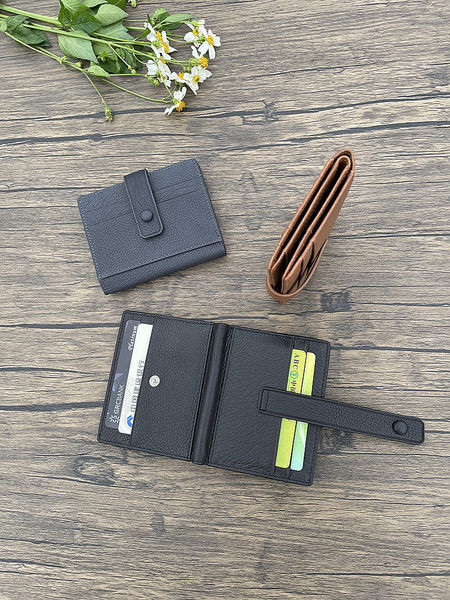 Sulankstoma vyriška odinė piniginė skirta dokumentams ir kredito kortelėms laikyti