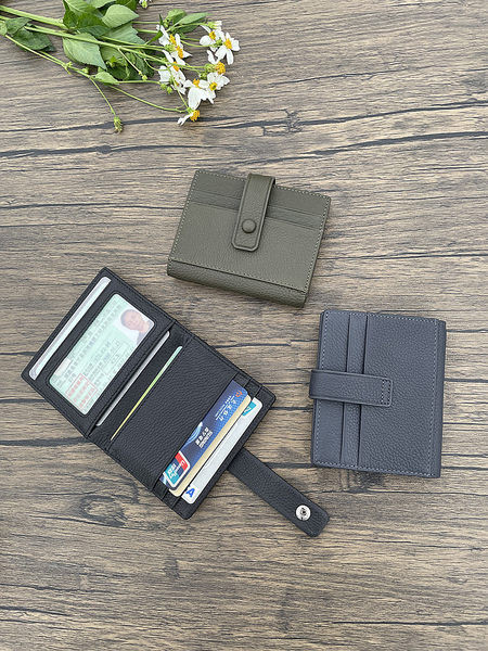 Sulankstoma vyriška odinė piniginė skirta dokumentams ir kredito kortelėms laikyti