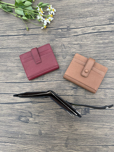 Sulankstoma vyriška odinė piniginė skirta dokumentams ir kredito kortelėms laikyti