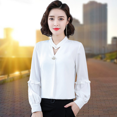 Elegantna ženska košulja s metalnim elementom i gumbima