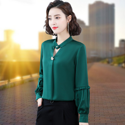 Elegantna ženska košulja s metalnim elementom i gumbima