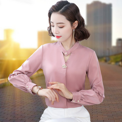 Elegantna ženska košulja s metalnim elementom i gumbima