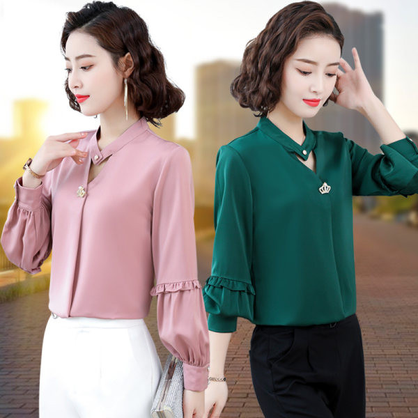 Elegantna ženska košulja s metalnim elementom i gumbima