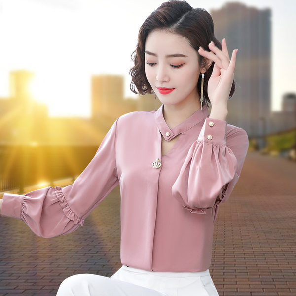 Elegantna ženska košulja s metalnim elementom i gumbima