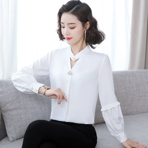 Elegantna ženska košulja s metalnim elementom i gumbima