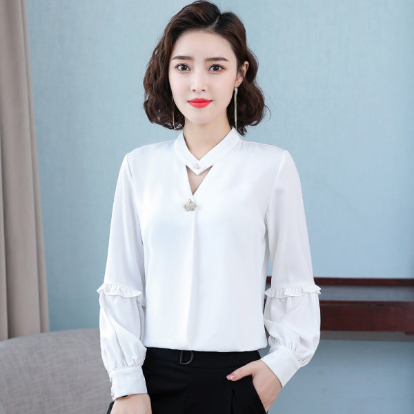 Elegantna ženska košulja s metalnim elementom i gumbima