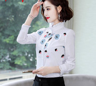 Elegáns női ing hímzéssel és gombokkal