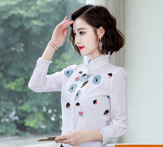 Elegáns női ing hímzéssel és gombokkal