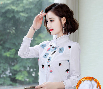 Elegáns női ing hímzéssel és gombokkal