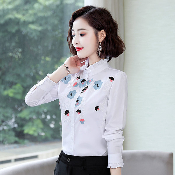 Elegáns női ing hímzéssel és gombokkal
