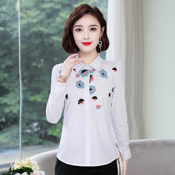 Elegáns női ing hímzéssel és gombokkal