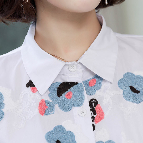 Elegáns női ing hímzéssel és gombokkal