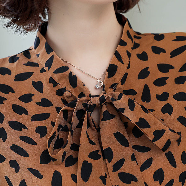 Moteriški marškiniai su leopardo raštu ir kaspinu