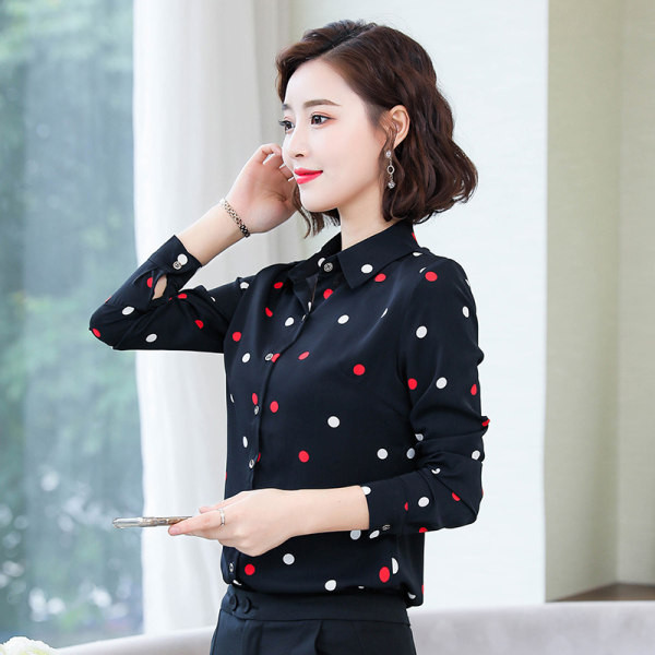 Moodne naiste särk klassikalise krae ja nööpidega