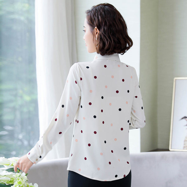 Moodne naiste särk klassikalise krae ja nööpidega