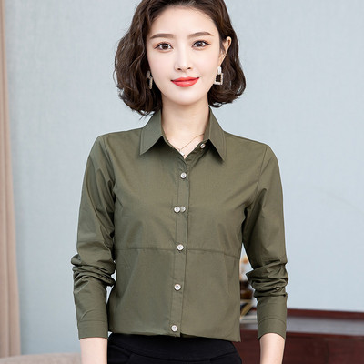 Elegantne naiste särk nööpide ja kraega