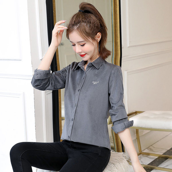 Soliidne kevad-sügissärk tikitud kirjaga