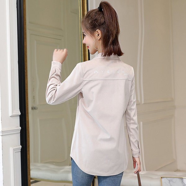 Soliidne kevad-sügissärk tikitud kirjaga