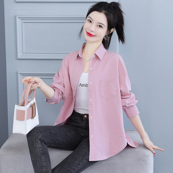 Įprasti moteriški marškiniai su sagomis su kišene