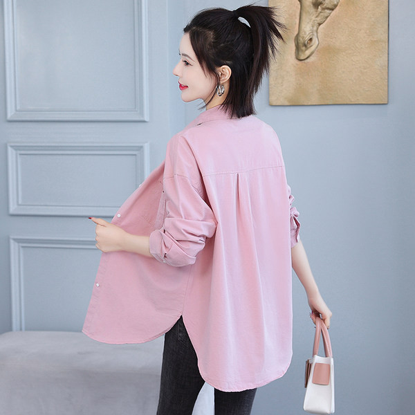 Įprasti moteriški marškiniai su sagomis su kišene