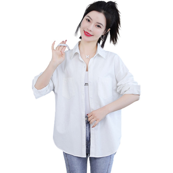 Įprasti moteriški marškiniai su sagomis su kišene