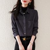 Įprasti moteriški marškiniai su klasikine apykaklės kišene ir sagomis