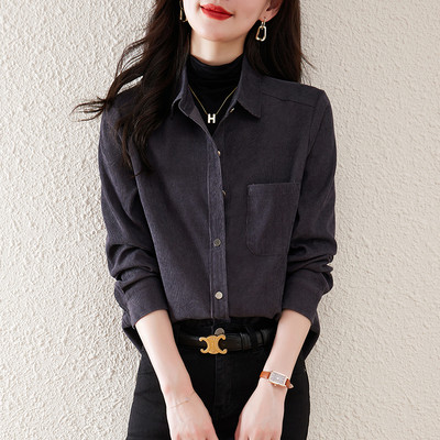 Įprasti moteriški marškiniai su klasikine apykaklės kišene ir sagomis