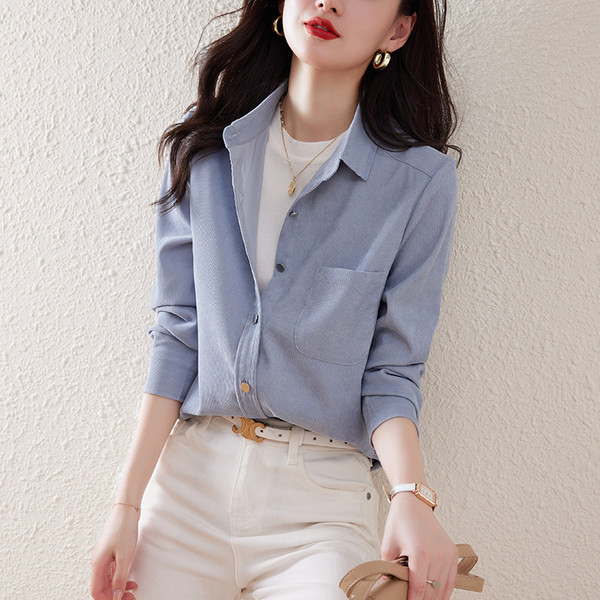 Įprasti moteriški marškiniai su klasikine apykaklės kišene ir sagomis