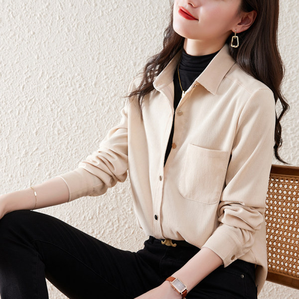 Įprasti moteriški marškiniai su klasikine apykaklės kišene ir sagomis