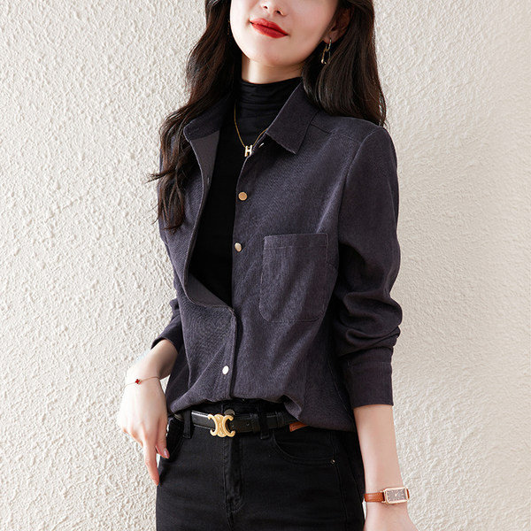 Įprasti moteriški marškiniai su klasikine apykaklės kišene ir sagomis