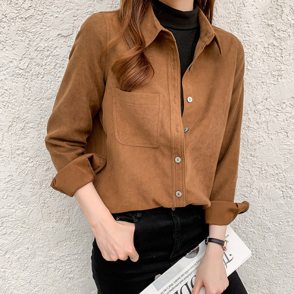 Naiste särk klassikalise krae ja taskuga