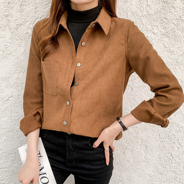 Naiste särk klassikalise krae ja taskuga